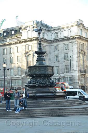 D12_2923.jpg - La statua di Eros in Piccadilly Circus