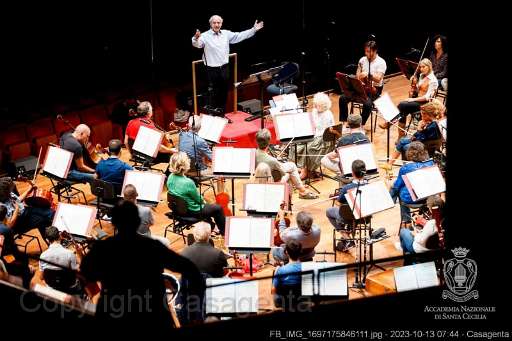 FB_IMG_1697175846111.jpg - Roma, Auditorium Parco della Musica 11 11 2023Orchestra e Coro dellâAccademia Nazionale di Santa CeciliaIn provadirettore IvÃ¡n Fischer video artista Yuri Ancarani maestro del coro Andrea SecchiRomaRespighi Pini di Roma Liszt O Roma Nobilis Respighi Fontane di Roma Liszt DallâAlma Roma Respighi Feste Romanecon la proiezione del nuovo film di Yuri Ancarani, prodotto da Dugong Films in collaborazione con Luce CinecittÃ Â©Accademia Nazionale di Santa Cecilia / Musacchio, Ianniello & Pasqualini